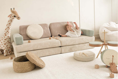 Kinderen bouwen hut met Shappy Play Sofa corduroy