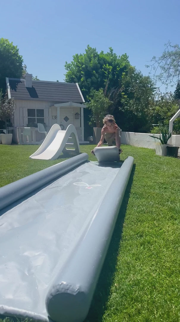 Opblaasbare Slide & Surf Way met surfboard – duurzame zomer waterpret
